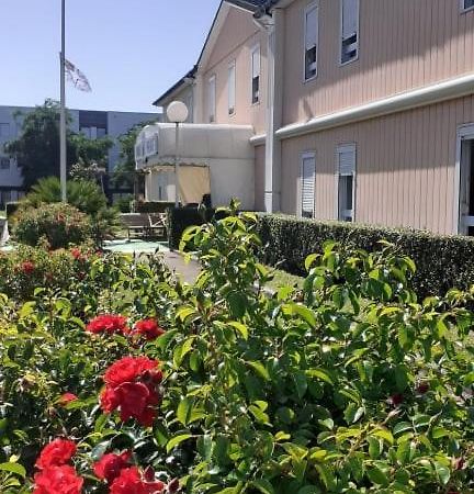 Quick Palace Nantes La Beaujoire Exteriör bild The station's studios are located in the San Fernando Valley.