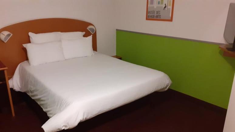 Quick Palace Nantes La Beaujoire Exteriör bild A room at the hotel