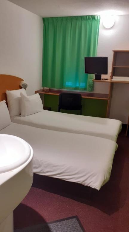 Quick Palace Nantes La Beaujoire Exteriör bild A single room at the hotel