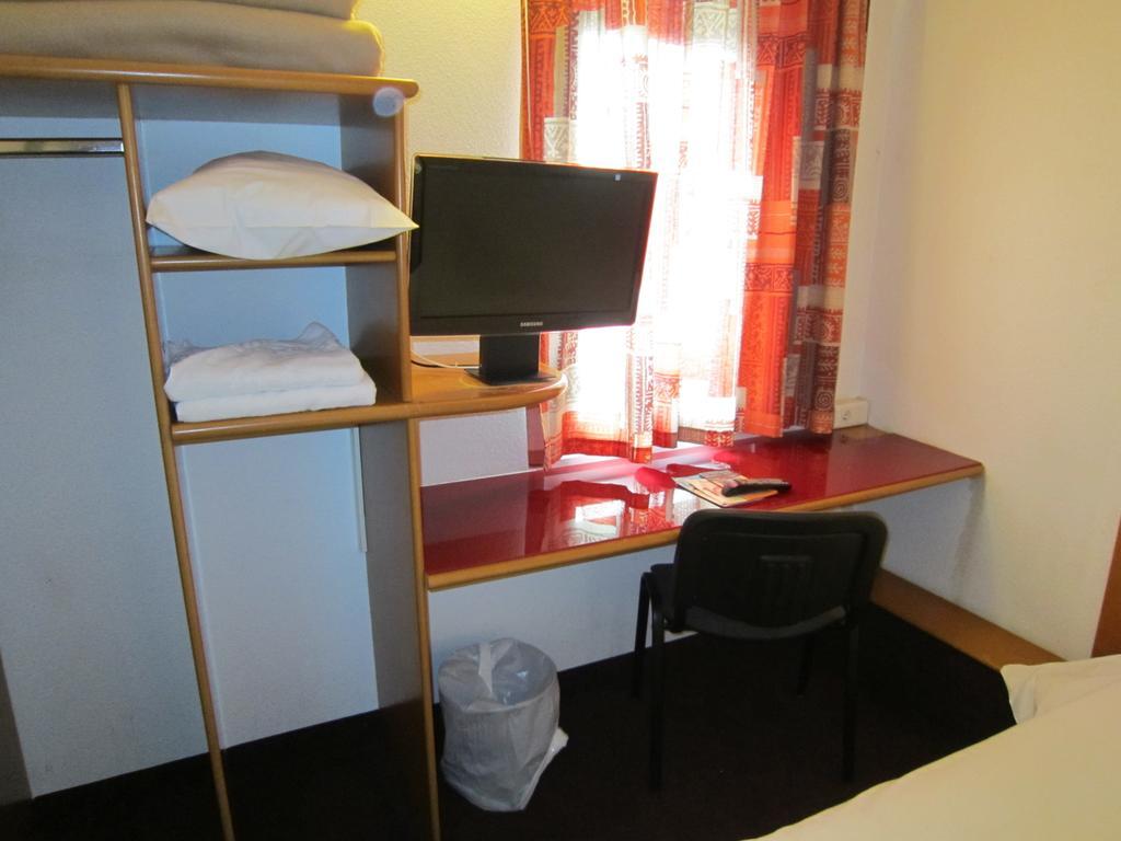 Quick Palace Nantes La Beaujoire Exteriör bild A room at the hotel