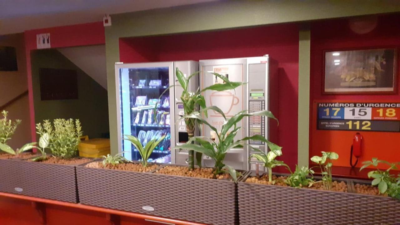 Quick Palace Nantes La Beaujoire Exteriör bild A vending machine in a French train station